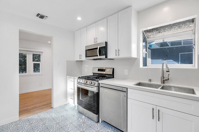 Building Photo - 12334 Moorpark St