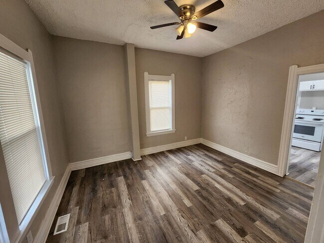 Building Photo - Charming 4-Bedroom Property in Prime Location (SECTION 8 VOUCHERS ACCEPTED)