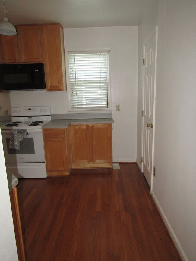 Building Photo - Gorgeous, Completely renovated 3 bedroom