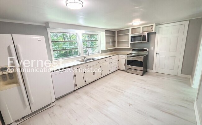 Building Photo - 2 Bed/1 Bath Home with Modern Amenities / Available Now!