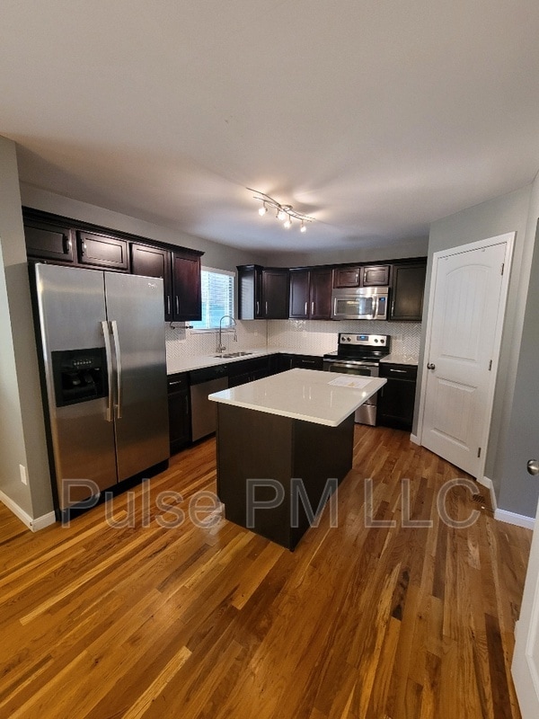 Building Photo - 1212 E Henry Clay Ave