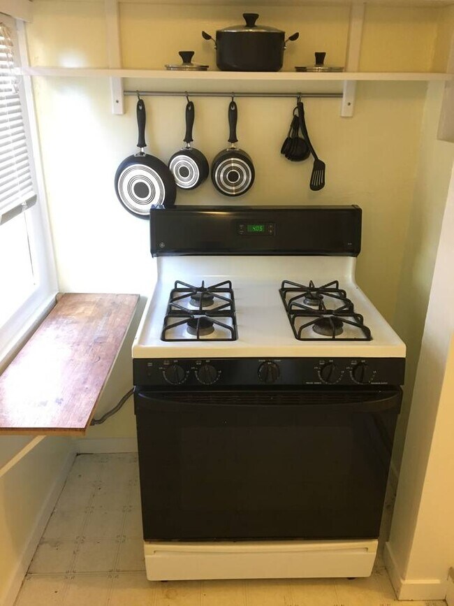 Gas Range - 2762 23rd St