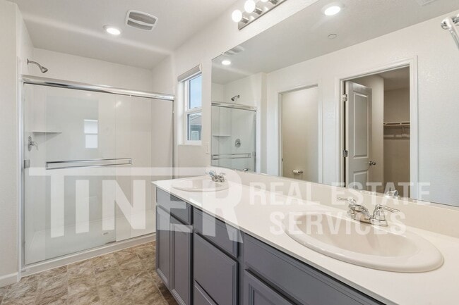 Building Photo - 3867 Roseparke Way