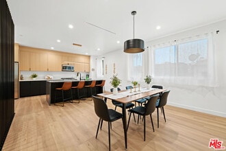 Building Photo - 839 N McCadden Pl