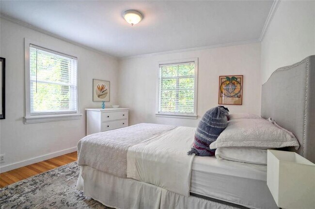 Building Photo - 883 Amsterdam Ave NE