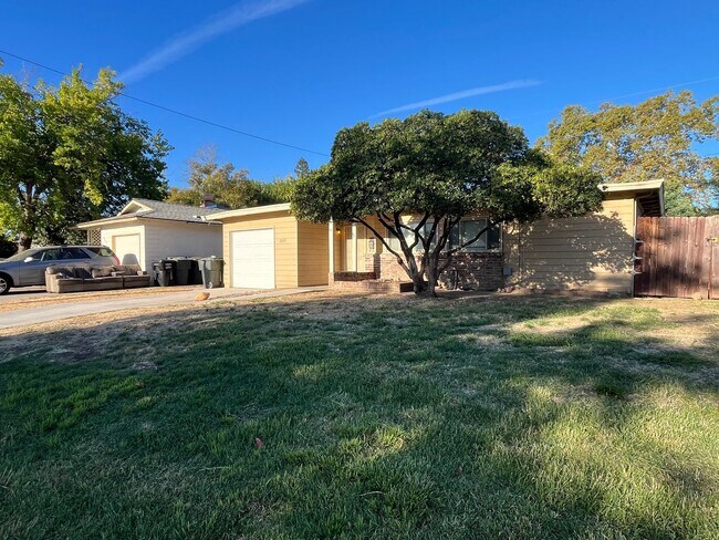 Building Photo - 2 bed 1 bath single family home with back yard and garage space