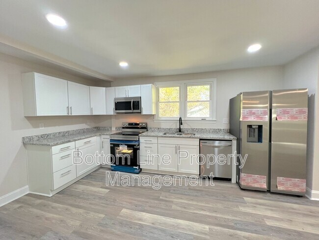 Building Photo - 1506 Lake St