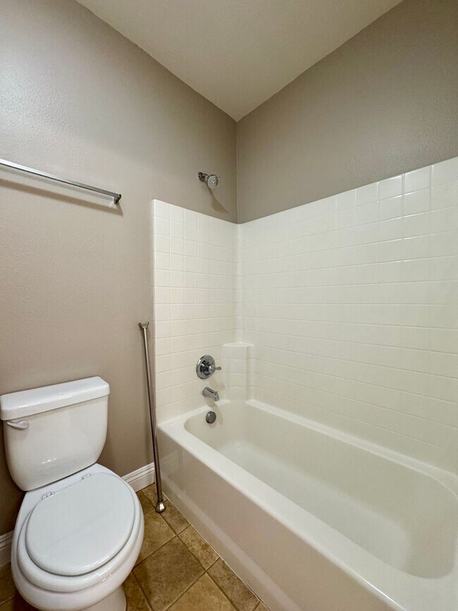 Building Photo - 3 Bed 2.5 Bath plus extra room Townhouse Style Condo / Attached 2 Car Garage