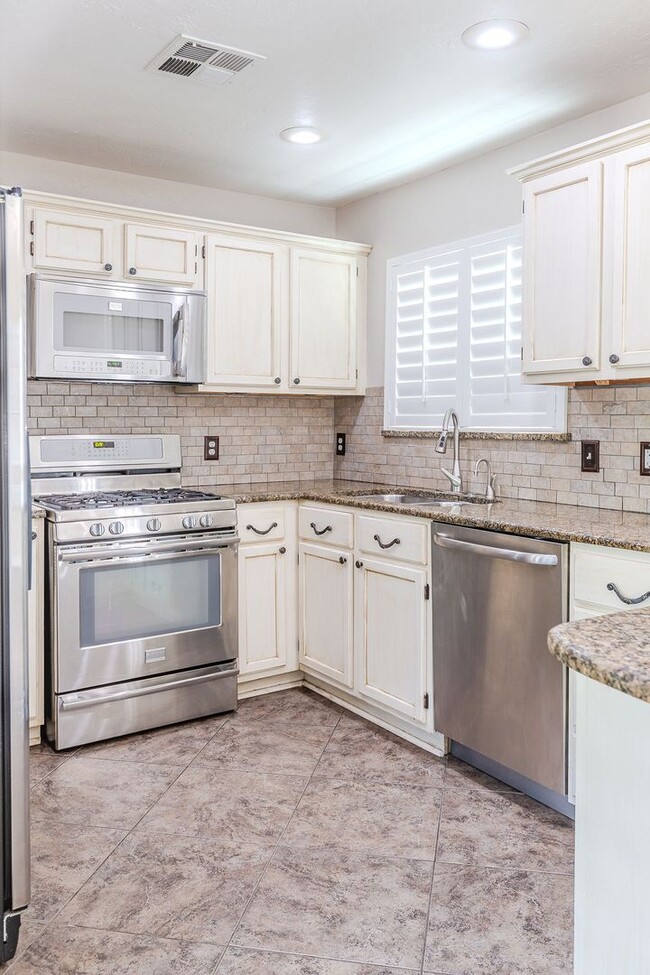 Building Photo - Remodeled 2 bedroom, 1 3/4 bath AVAILABLE ...