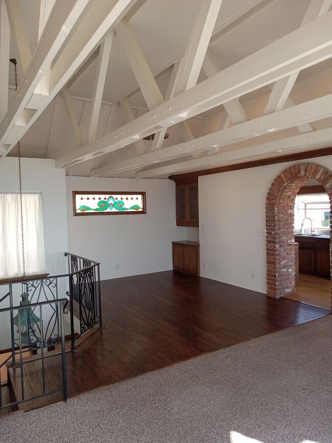 Building Photo - Fabulous 3 bedroom 2 bath tri-level home w...