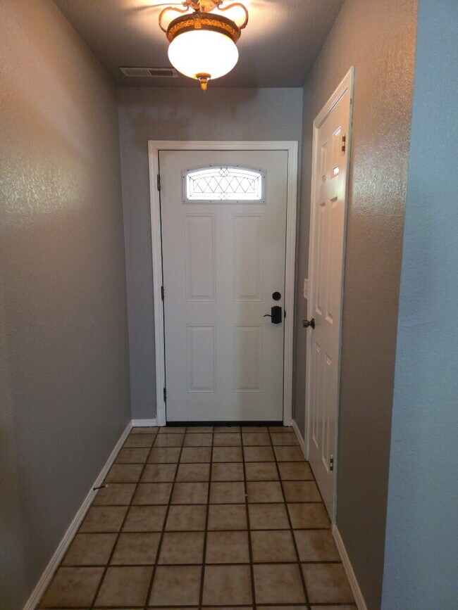 Building Photo - "Charming 3-Bed, 2-Bath Haven in Broken Ar...