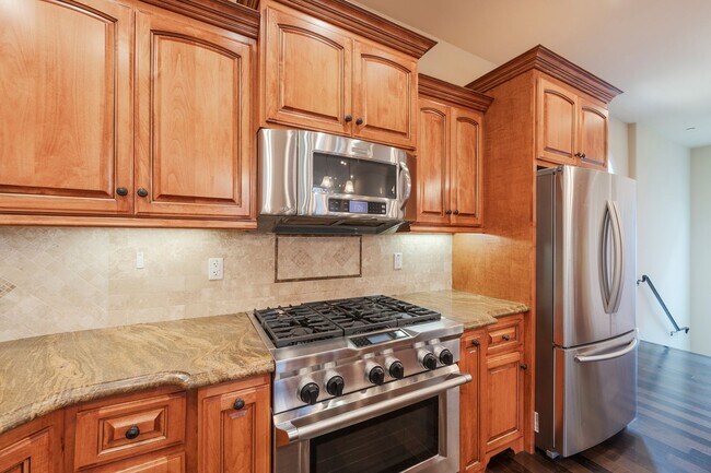 Building Photo - Luxury Detached Townhome in Redondo Beach