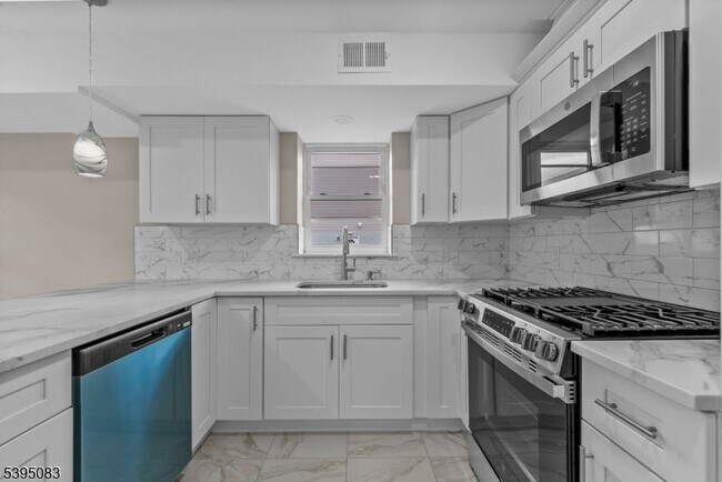 Building Photo - 24 Garibaldi Ave