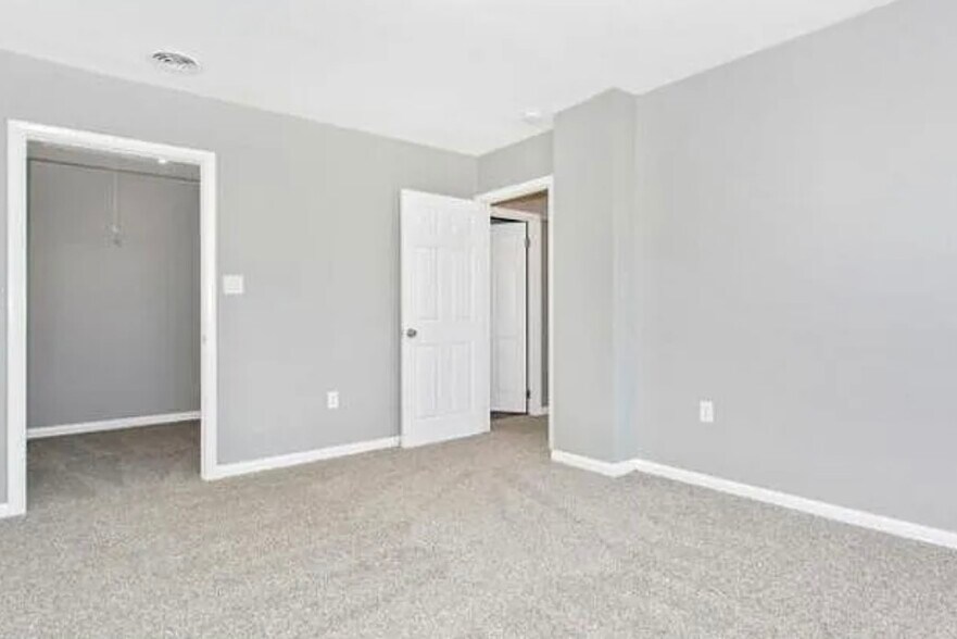 Building Photo - 5803 Oleander Plz