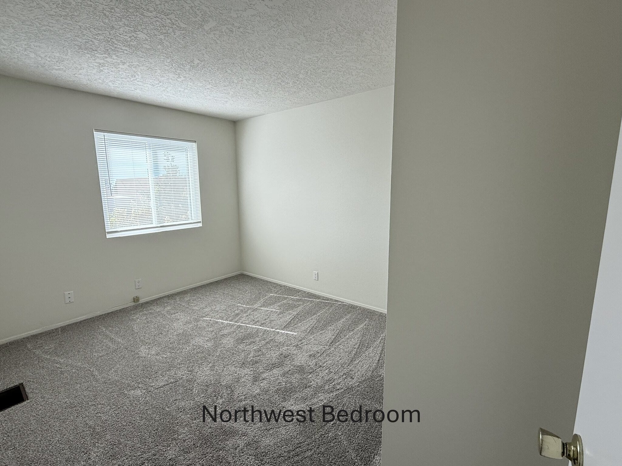 Building Photo - 5204 Edwards Dr NE