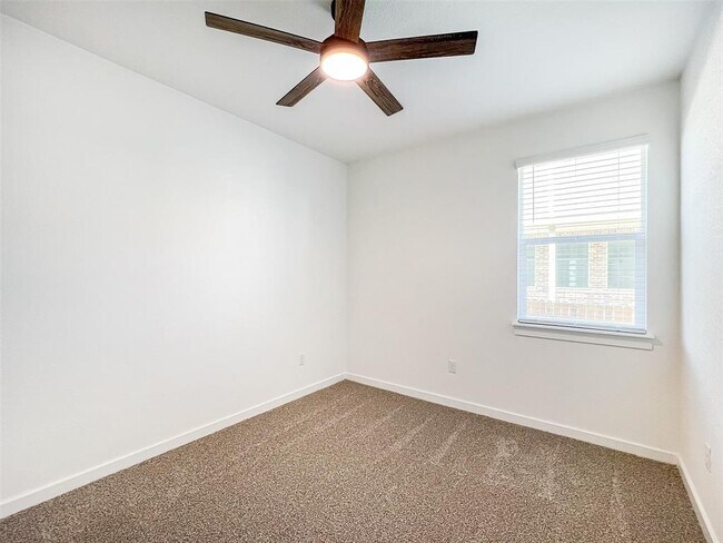 Building Photo - 1829 Walnut Grv Bnd