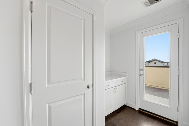 Building Photo - 904 W 18th St