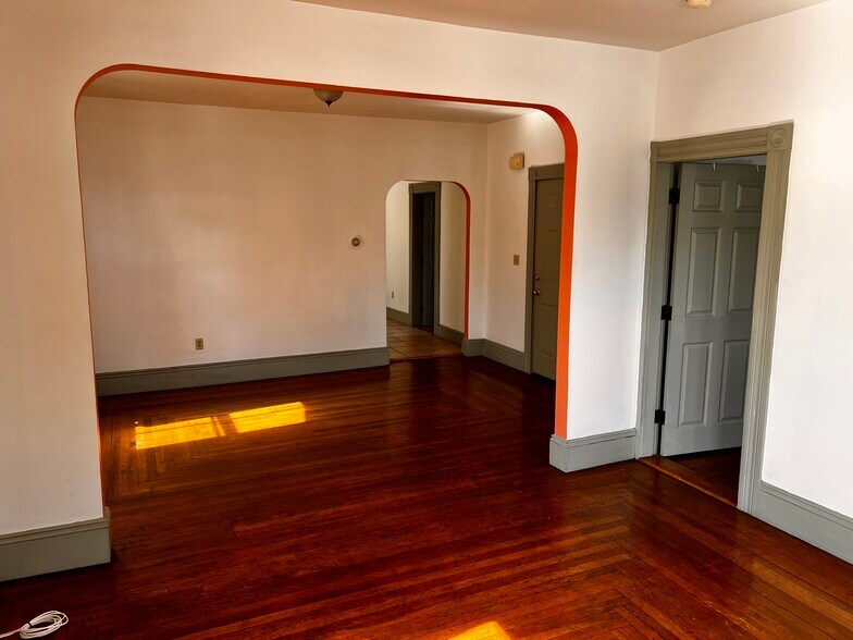 Building Photo - 397 Cranston St