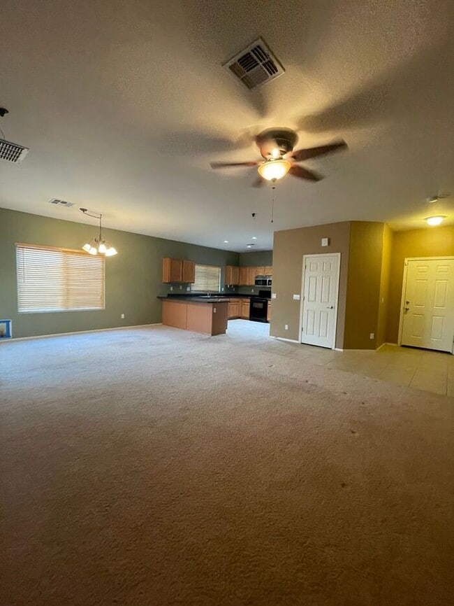 Building Photo - READY TO VIEW NOW! Spacious 3 Bed 2 Bath Home in Surprise Farms!