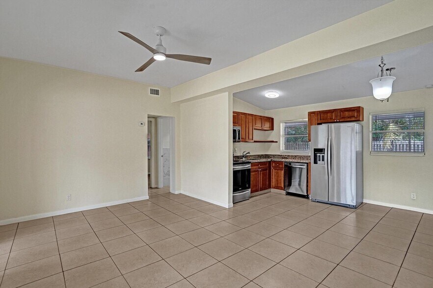 Building Photo - 1205 S Lake Dr