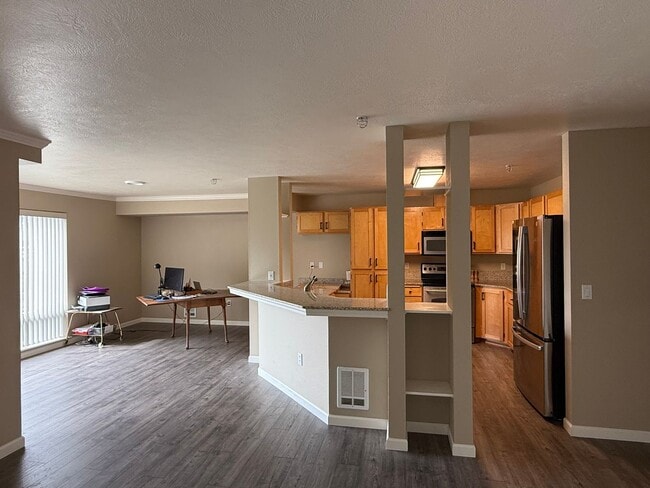 Building Photo - Beautiful 2 Bed 2 Bath Condo Near Sacred H...
