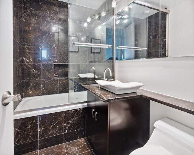Building Photo - 2 bedroom in Chicago IL 60613