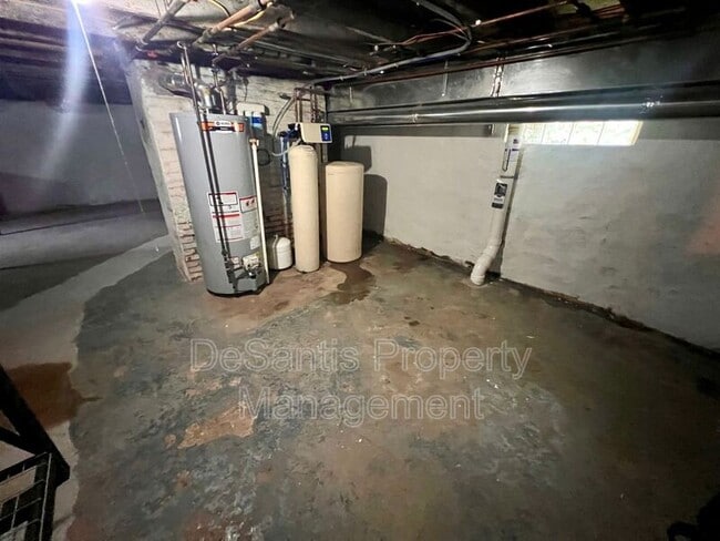Building Photo - 663 Maple Ln
