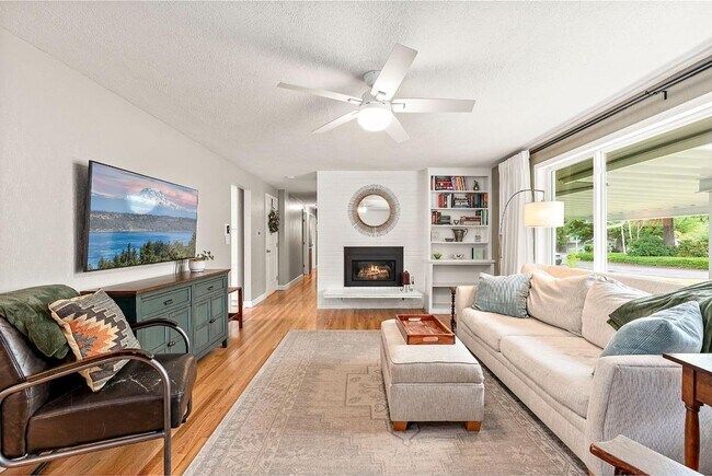 Building Photo - Spacious 4 Bed Lakewood Home w/ 2 Kitchens...
