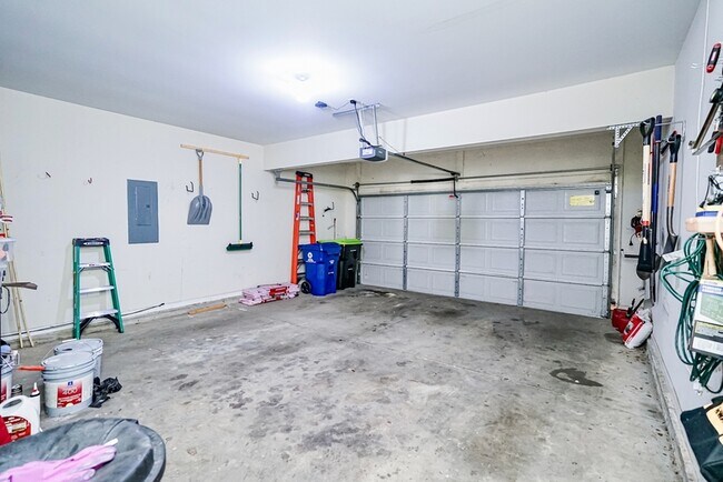 Building Photo - 545 Smoothstone Dr