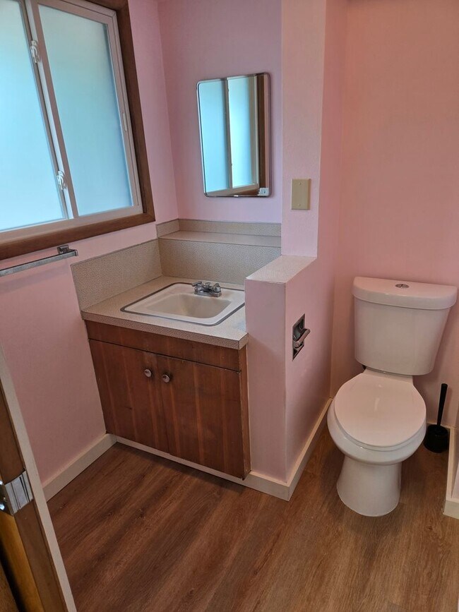 Building Photo - 1 level Mid Century Beauty! 3 Bd/ 3 ba