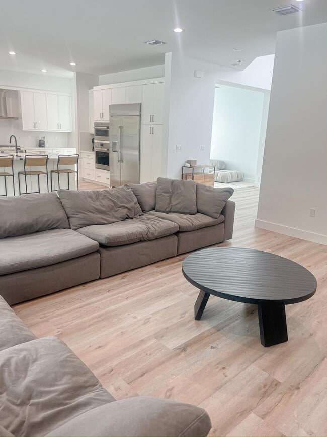 Building Photo - 8227 Oceanus Dr