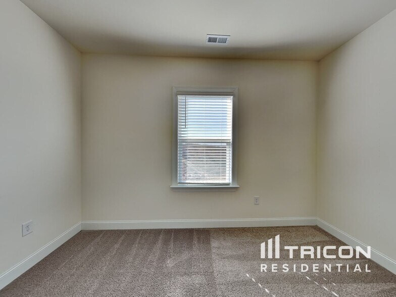 Building Photo - 402 Porterfield Dr