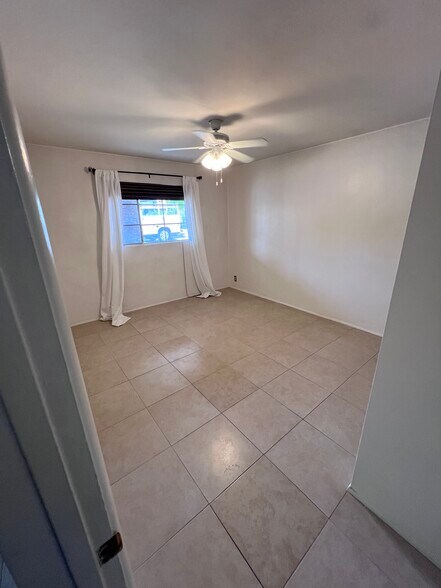 Building Photo - 524 W Fairway Dr