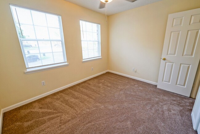 Building Photo - Super Cute 3 bedroom 3 bathroom townhome o...