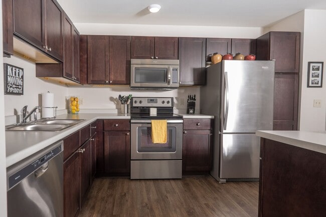 Building Photo - 2 Bedroom/ 2 Bathroom End Unit Coming Avai...