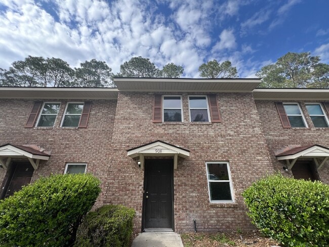 Building Photo - Town House For Rent