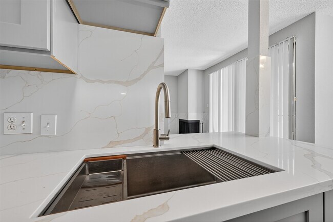 Building Photo - 8205 Sands Point Dr