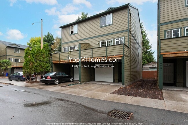 Building Photo - Spacious SE Portland 3 Bedroom Townhouse In Powellhurst-Gilbert Neighborhood