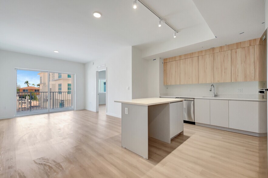 Building Photo - 321 Princeton Dr