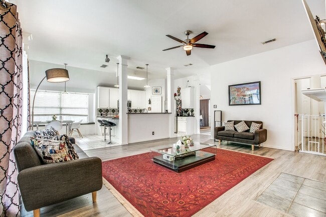 Building Photo - Charming Single Story Home In Gated Oakridge Pointe!
