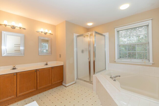 Building Photo - 4 bed, 2.5 bath Single Family Home in Char...