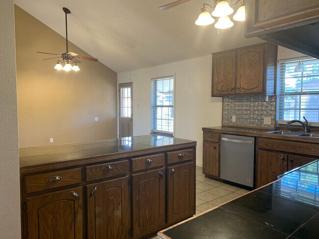 Building Photo - 3 BEDROOM/2 FULL BATH/2 CAR GARAGE