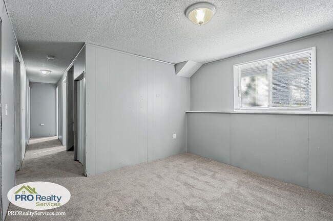 Building Photo - 4 Bedroom Home in Anoka