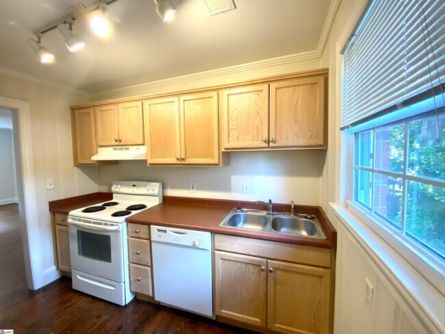 Building Photo - 5 Whitsett St