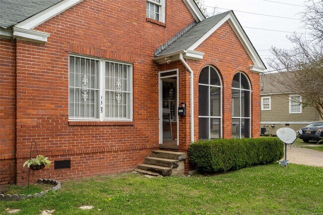 Building Photo - In the heart of Old Cloverdale!