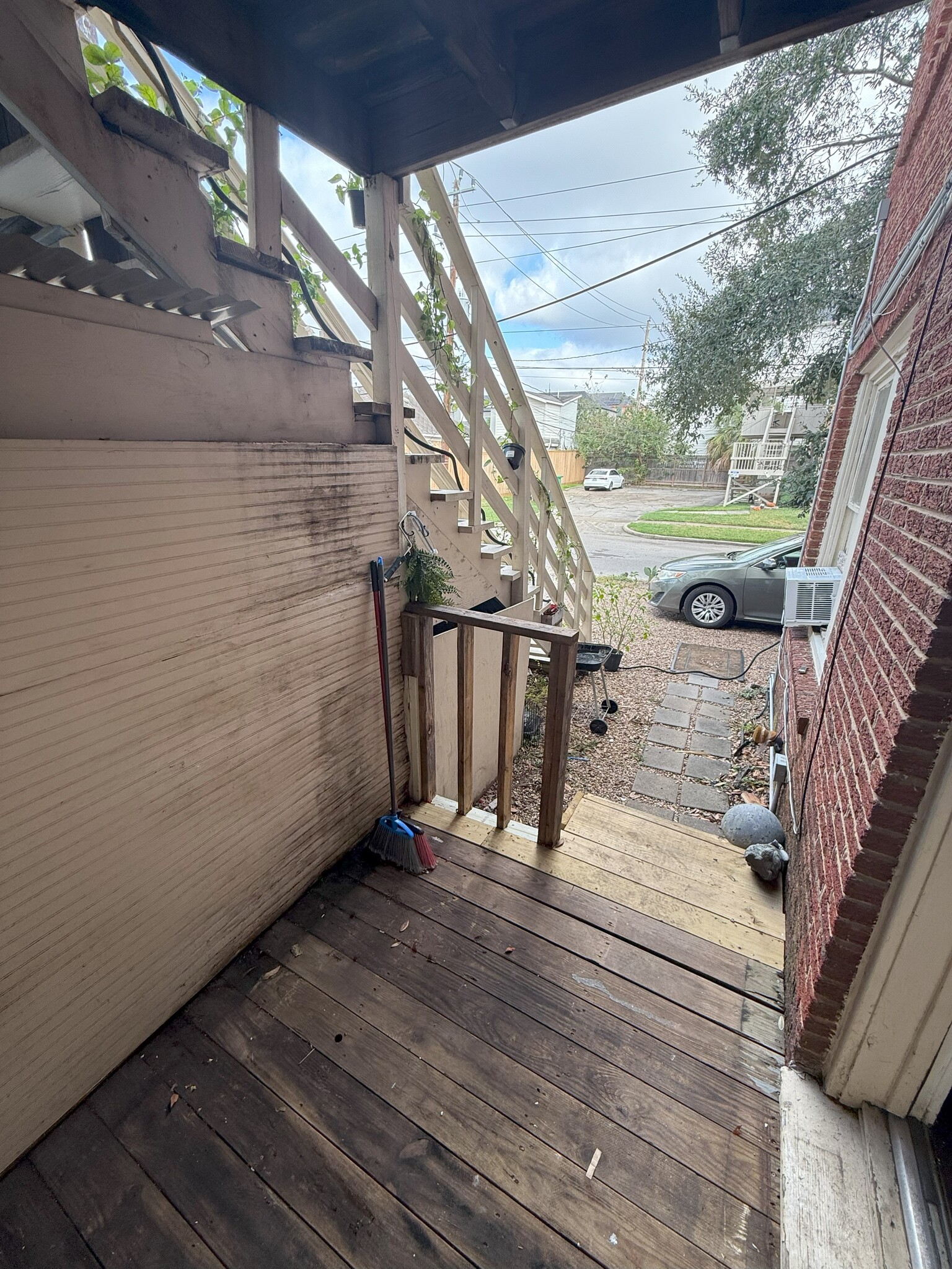 Private entrance/patio - 1302 W Bell St