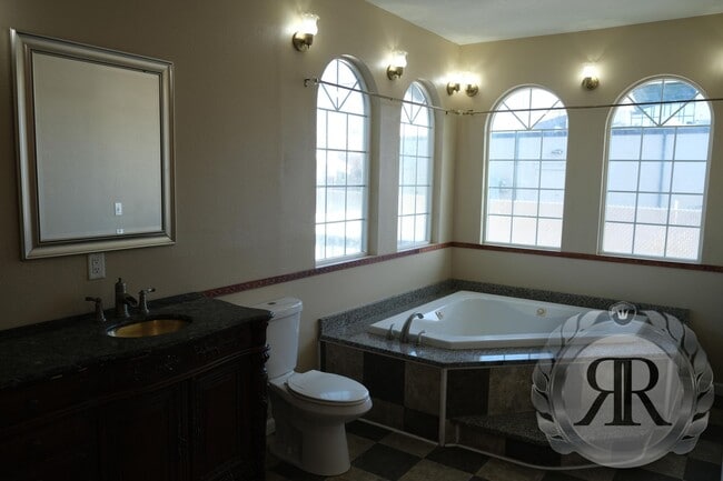Building Photo - Gorgeous 4bd 1.5bt Home Next to YVC!