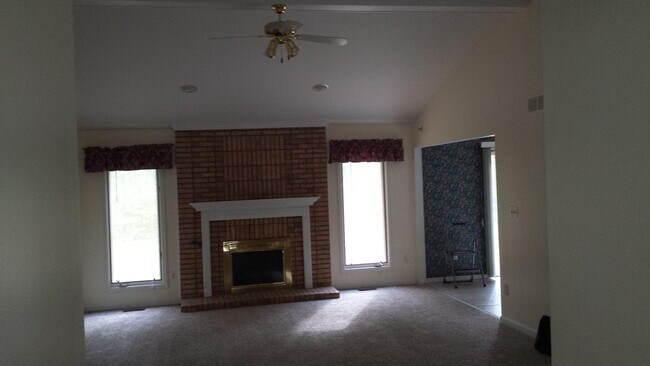 Building Photo - 456 Essex Dr