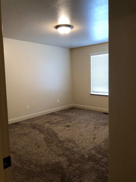 Building Photo - 1060 E 200 S