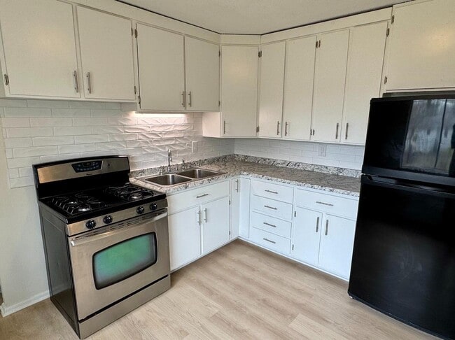 Building Photo - 910 Skyline Dr